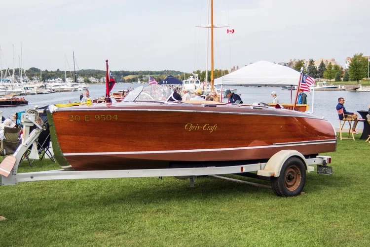 1940 17’ Chris Craft Deluxe Runabout 