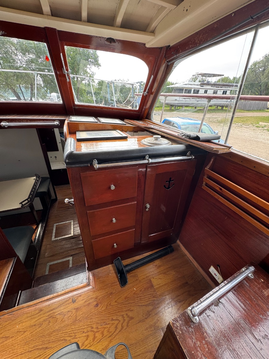 1946 Chris Craft Double Cabin Flybridge Cruiser - image 3