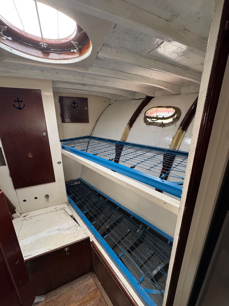 1946 Chris Craft Double Cabin Flybridge Cruiser - image 7