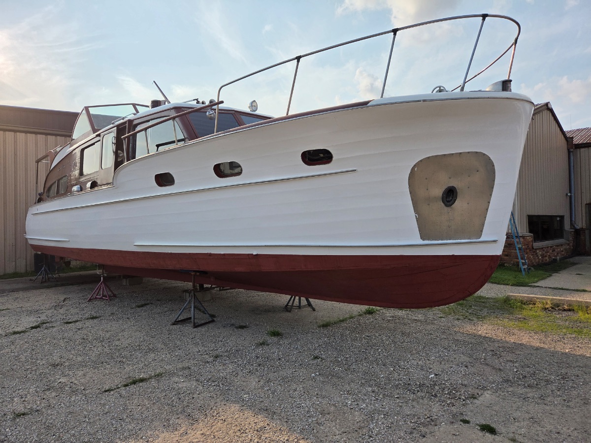 1946 Chris Craft Double Cabin Flybridge Cruiser - image 8