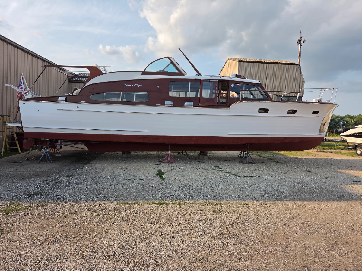 1946 Chris Craft Double Cabin Flybridge Cruiser - image 9