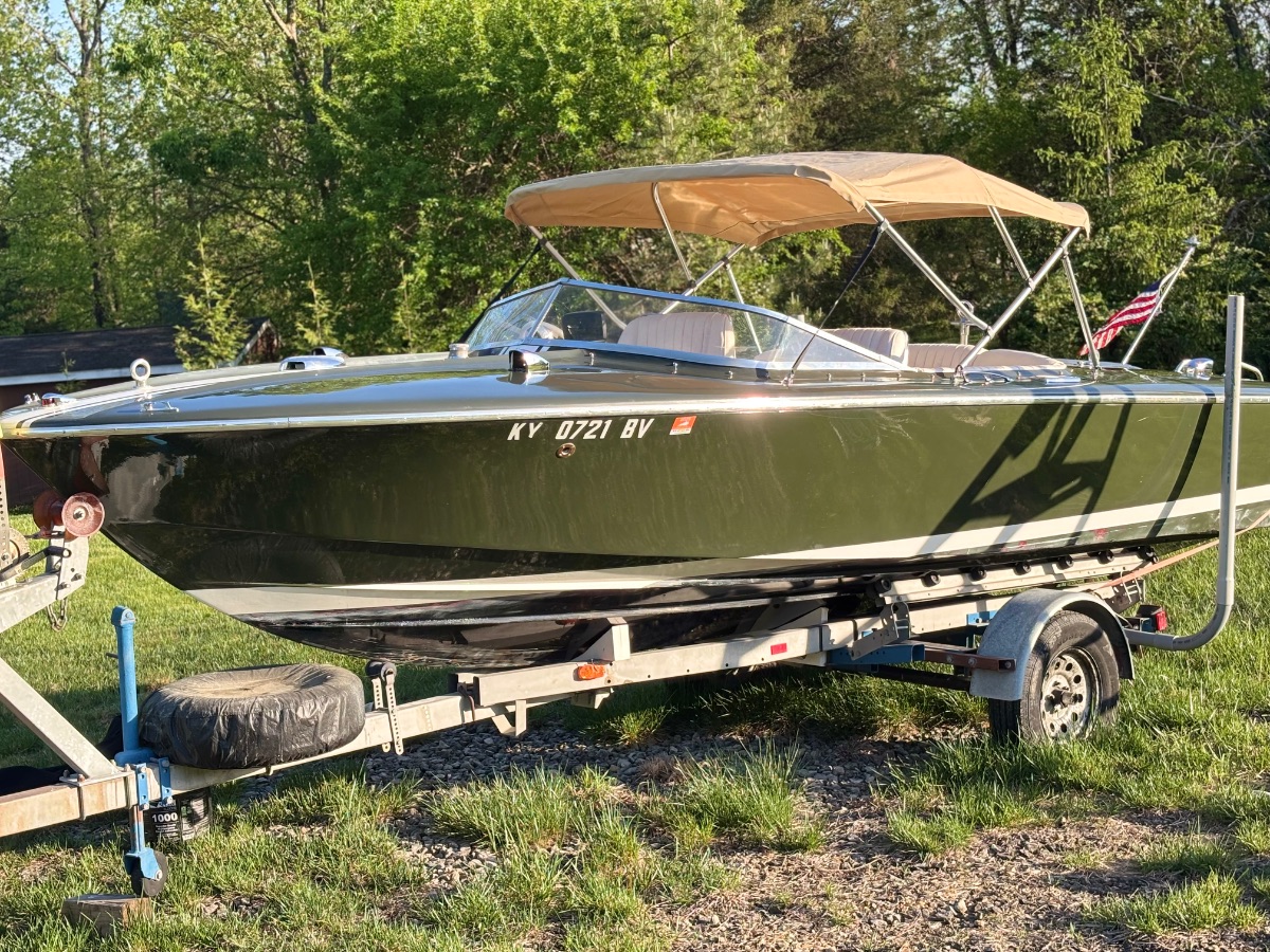 1969 Chris Craft Commander Classic Glass - 19.0ft Inboard in Lagrange , Ky