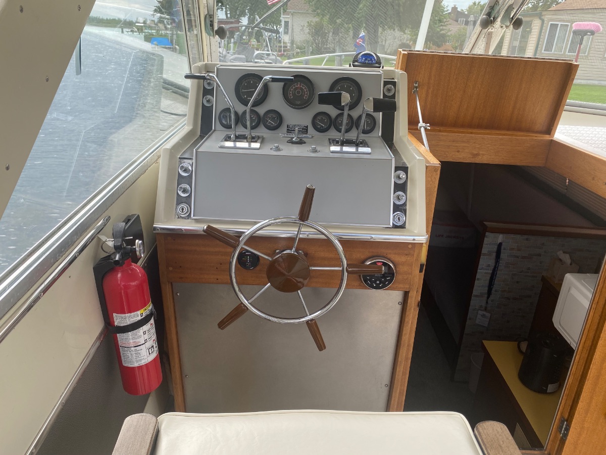 1969 Chris Craft Commander - image 9